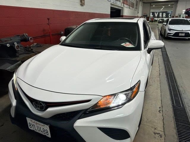 2018 Toyota Camry SE — photo 1 of 2
