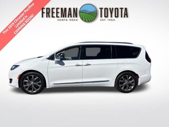 2019 Chrysler Pacifica Limited — photo 1 of 9