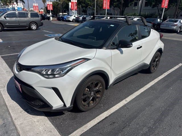 2022 Toyota C-HR XLE — photo 1 of 4