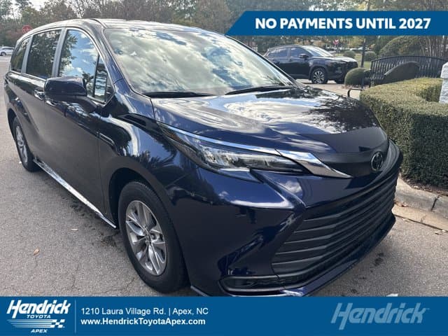 2026 Toyota Sienna LE — photo 1 of 11