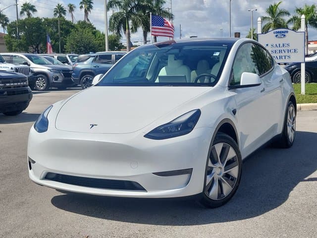 2024 Tesla Model Y Long Range — photo 1 of 31