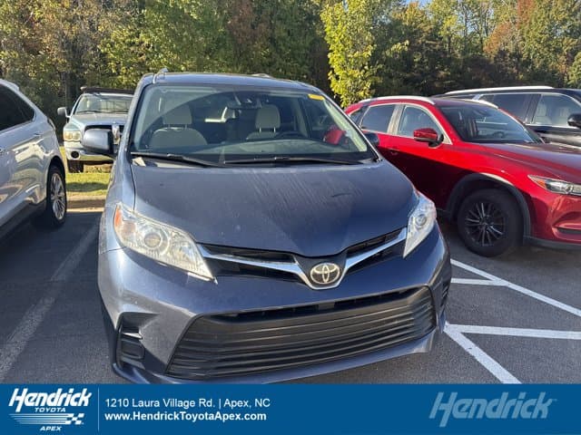 2020 Toyota Sienna LE — photo 1 of 2