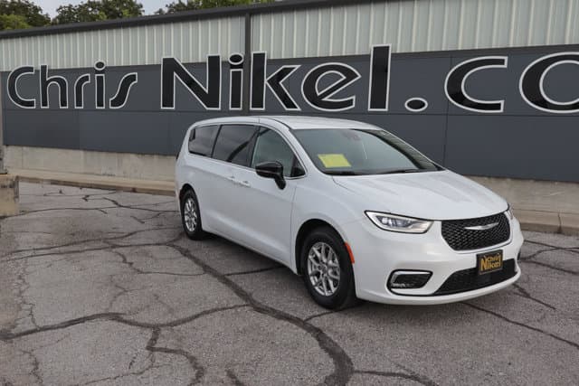 2025 Chrysler Pacifica Select — photo 1 of 28