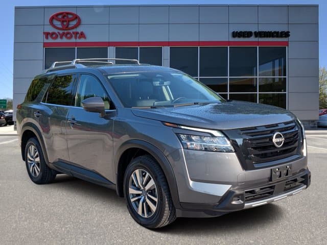 2023 Nissan Pathfinder SL — photo 1 of 34