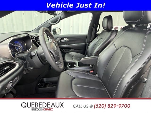 2026 Chrysler Pacifica Select — photo 1 of 12
