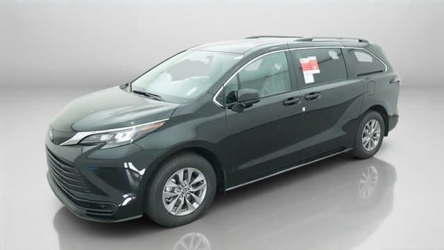 2026 Toyota Sienna LE — photo 1 of 46