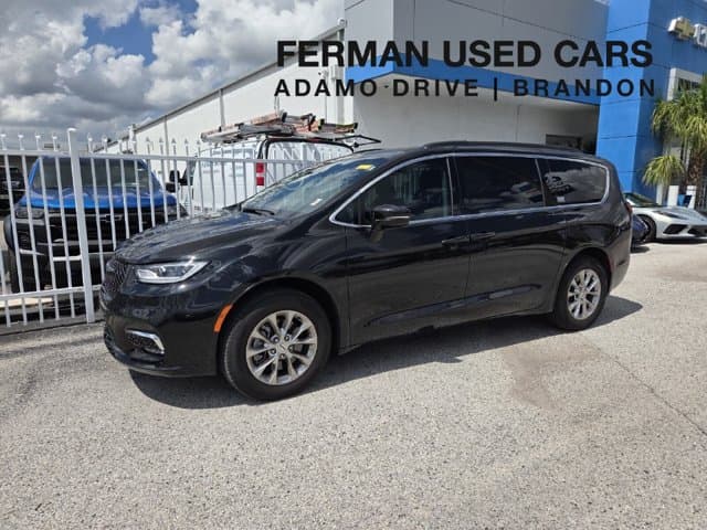 2022 Chrysler Pacifica Touring L — photo 1 of 8