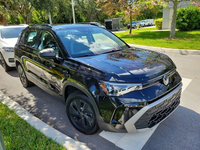 2025 Volkswagen Taos S — photo 1 of 4