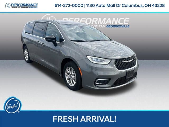 2025 Chrysler Pacifica Select — photo 1 of 26