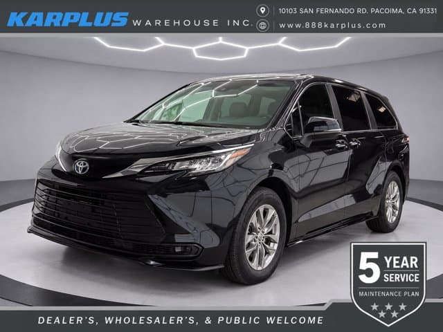 2023 Toyota Sienna LE — photo 1 of 4