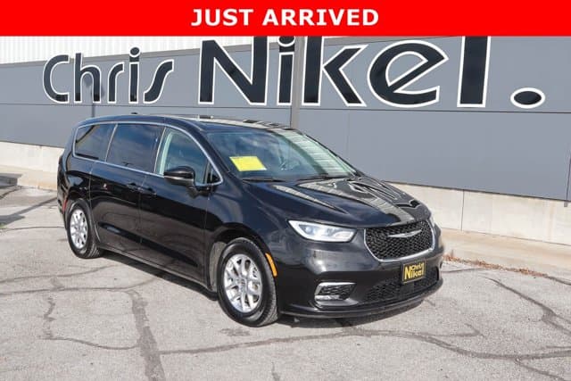 2023 Chrysler Pacifica Touring L — photo 1 of 29