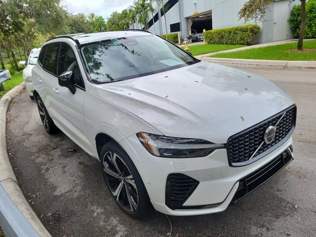 2025 Volvo XC60 Plug-In Hybrid Ultra — photo 1 of 4