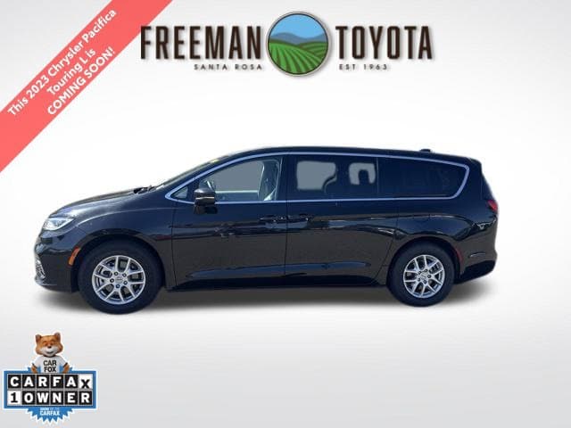 2023 Chrysler Pacifica Touring L — photo 1 of 9