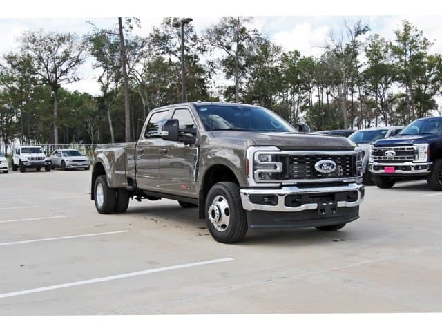 2027 Ford Super Duty F-350 DRW LARIAT — photo 1 of 23