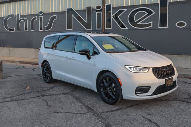 2025 Chrysler Pacifica Limited — photo 1 of 34
