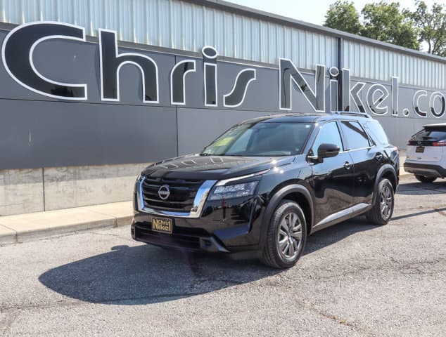 2025 Nissan Pathfinder SV — photo 1 of 30