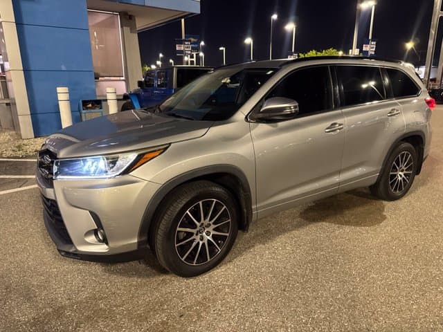 2018 Toyota Highlander SE — photo 1 of 15