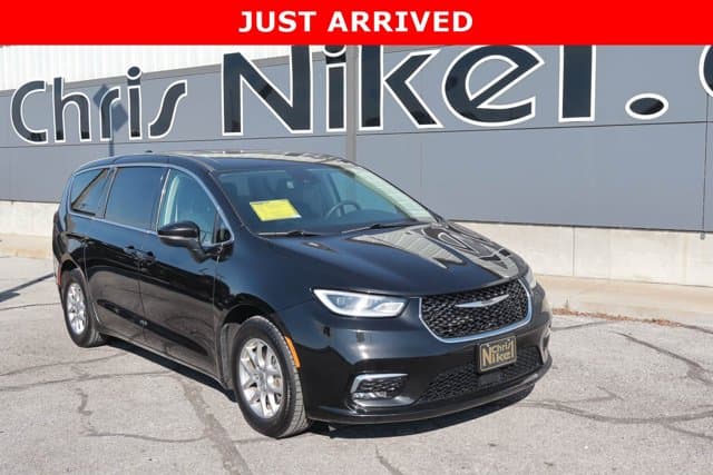 2023 Chrysler Pacifica Touring L — photo 1 of 29