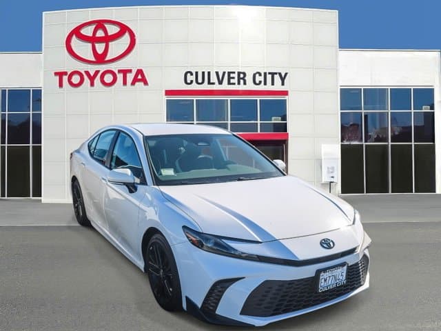 2026 Toyota Camry SE — photo 1 of 16