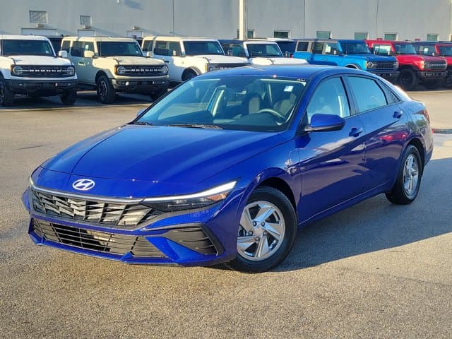 2025 Hyundai Elantra SE — photo 1 of 32