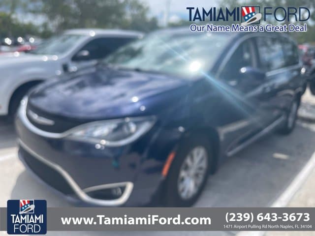2017 Chrysler Pacifica Touring-L — photo 1 of 3