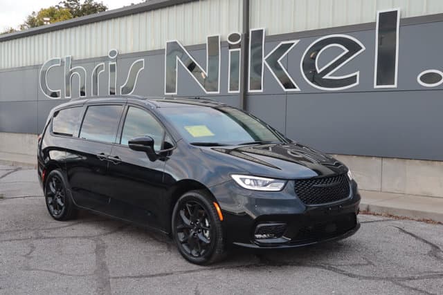 2023 Chrysler Pacifica Touring L — photo 1 of 32