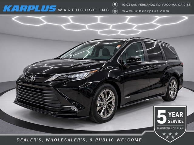 2021 Toyota Sienna LE — photo 1 of 31