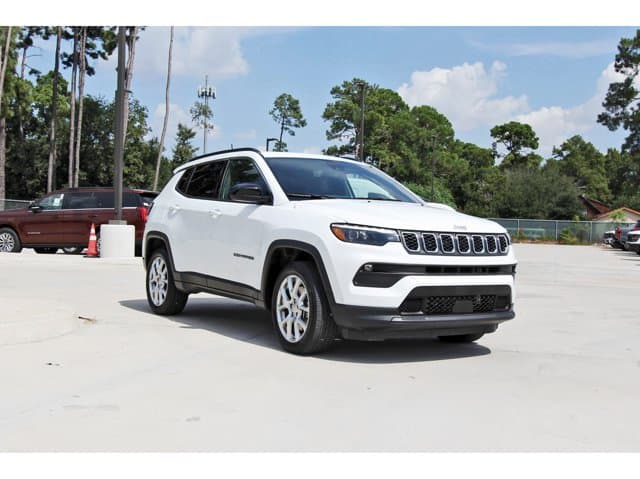 2024 Jeep Compass Latitude Lux — photo 1 of 33