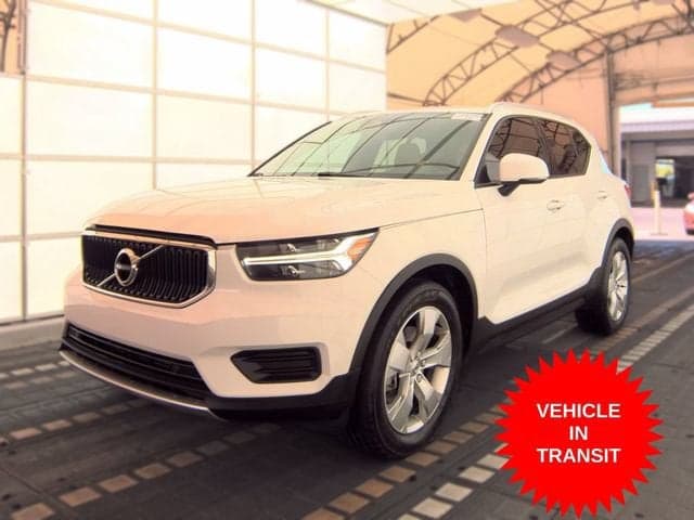 2019 Volvo XC40 Momentum — photo 1 of 11
