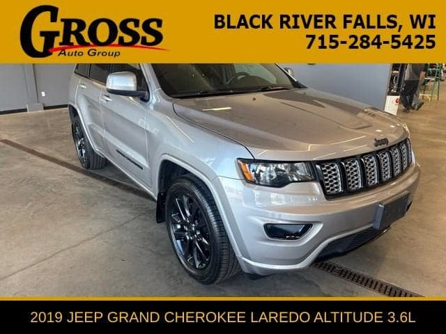 2019 Jeep Grand Cherokee Altitude — photo 1 of 39