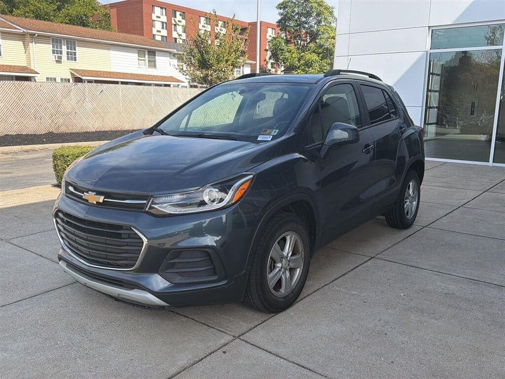 2022 Chevrolet Trax LT — photo 1 of 17