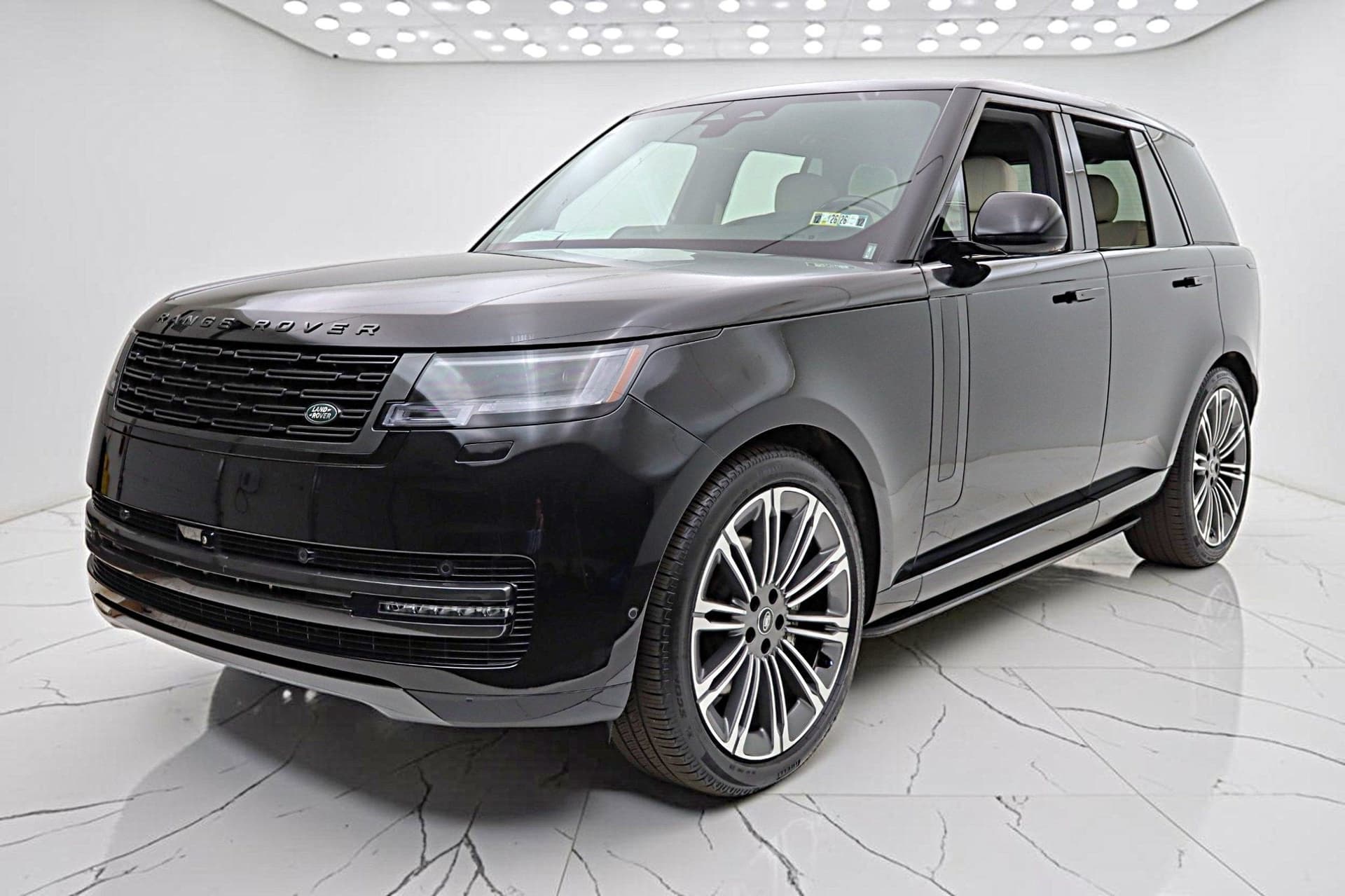 2025 Land Rover Range Rover SE — photo 1 of 45