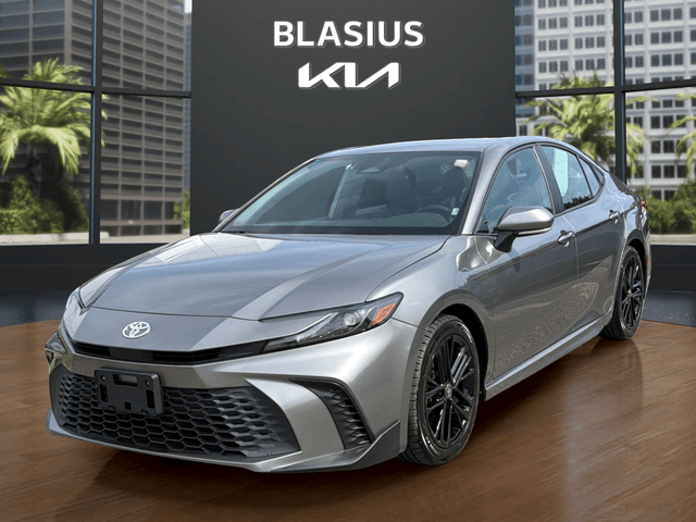 2025 Toyota Camry SE — photo 1 of 40
