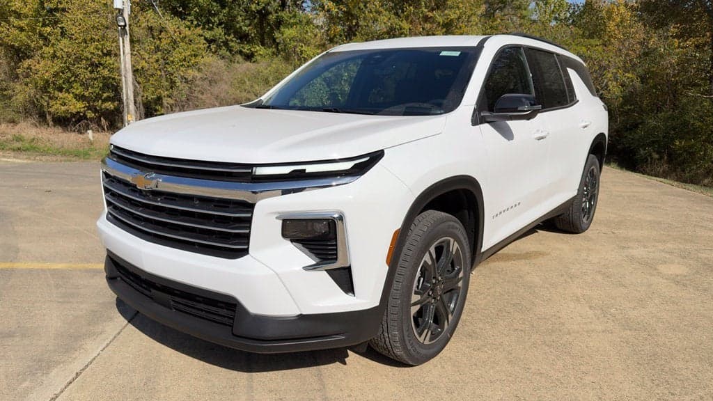 2027 Chevrolet Traverse FWD LT — photo 1 of 5