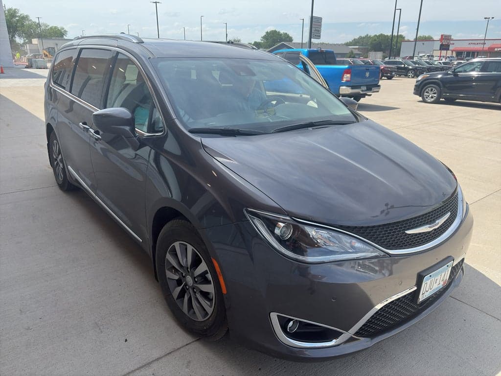 2019 Chrysler Pacifica Touring L Plus — photo 1 of 5