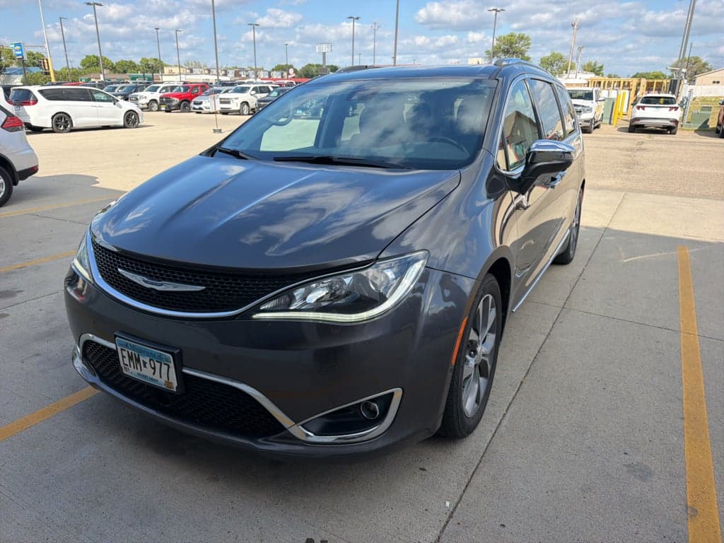 2020 Chrysler Pacifica Limited — photo 1 of 5