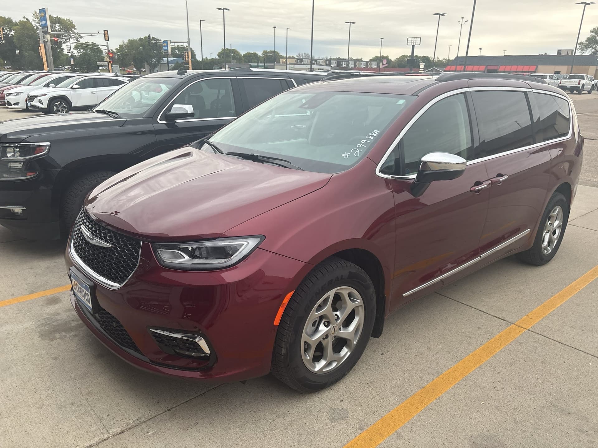 2023 Chrysler Pacifica Limited — photo 1 of 5
