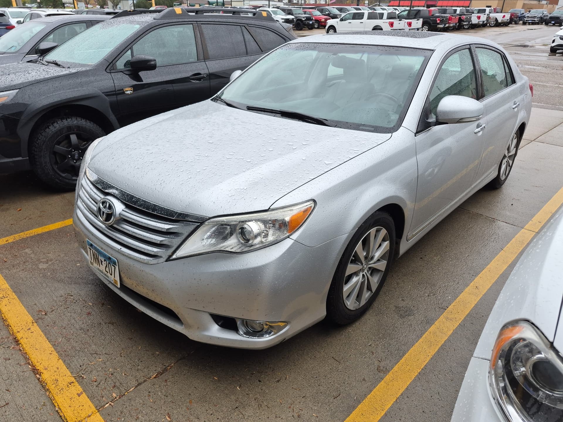 2011 Toyota Avalon Base — photo 1 of 4