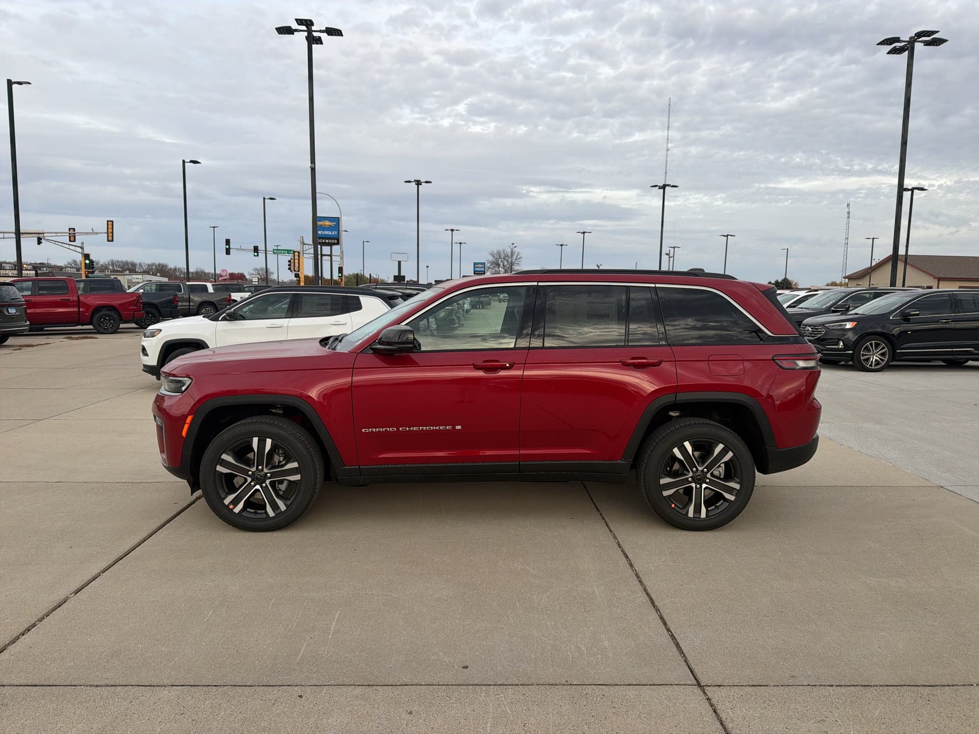 2027 Jeep Grand Cherokee Limited — photo 1 of 5