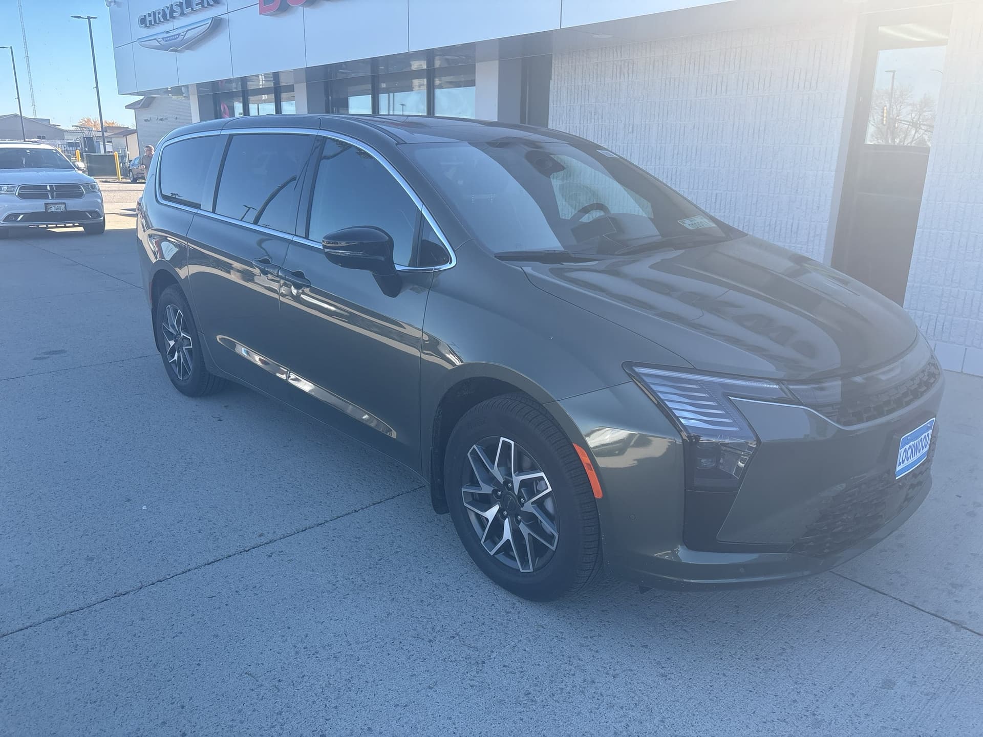 2027 Chrysler Pacifica Limited — photo 1 of 5