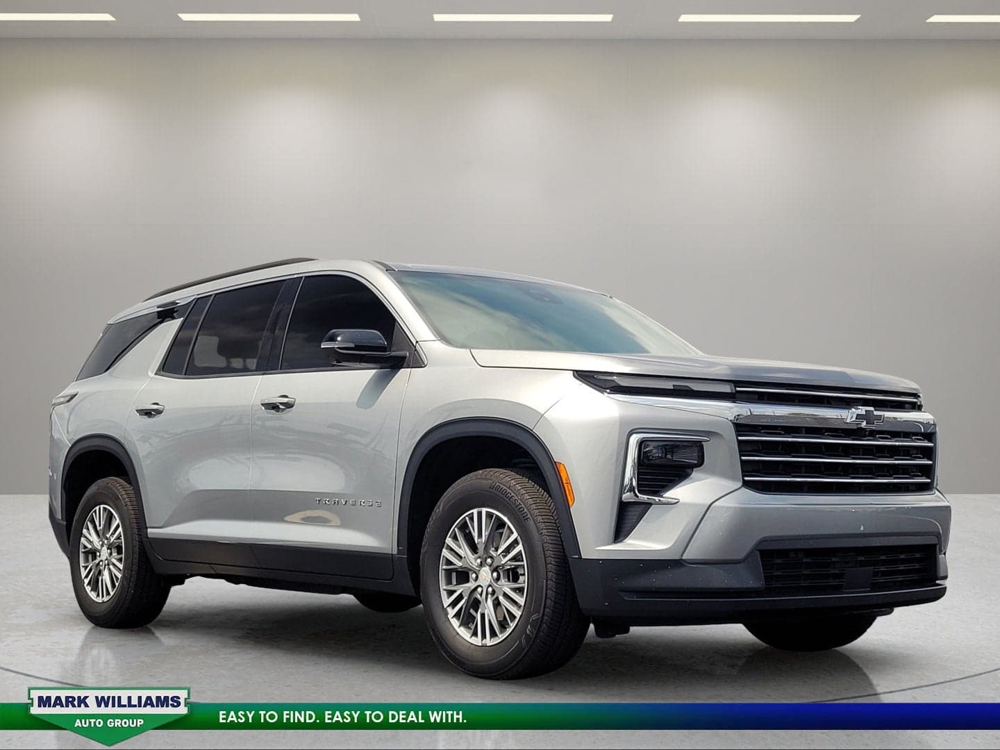 2025 Chevrolet Traverse Base — photo 1 of 11