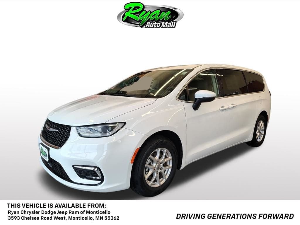 2023 Chrysler Pacifica Touring L — photo 1 of 34