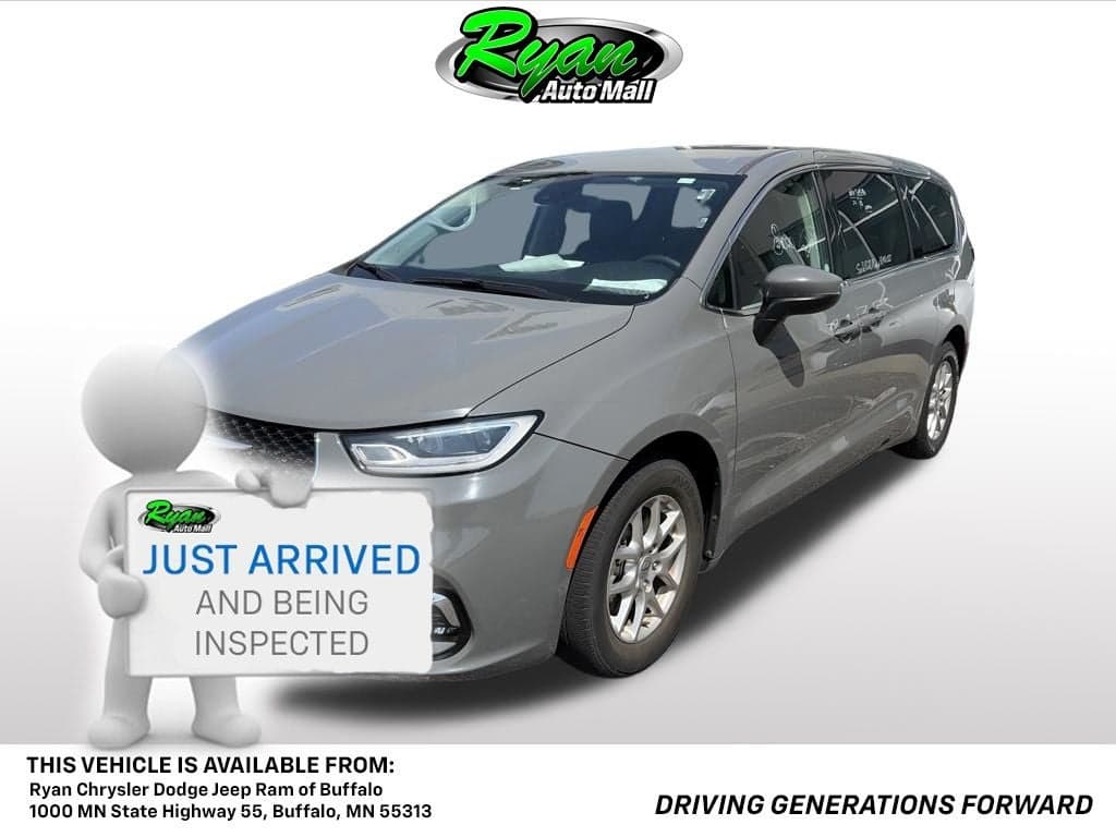 2023 Chrysler Pacifica Touring L — photo 1 of 4
