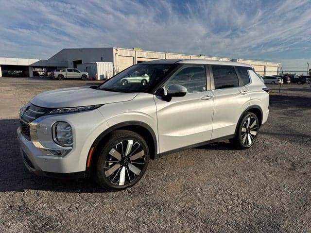 2025 Mitsubishi Outlander SE — photo 1 of 5
