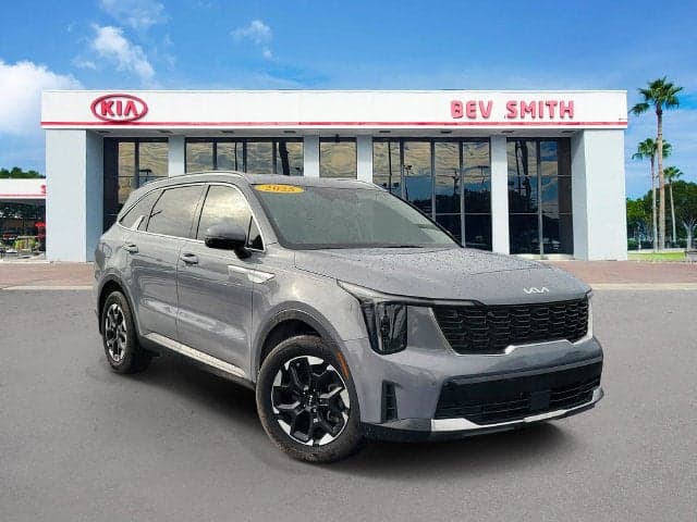 2025 Kia Sorento S — photo 1 of 5