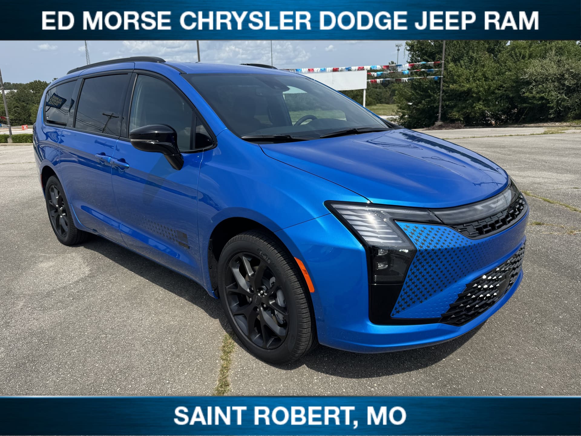 2027 Chrysler Pacifica Select — photo 1 of 40