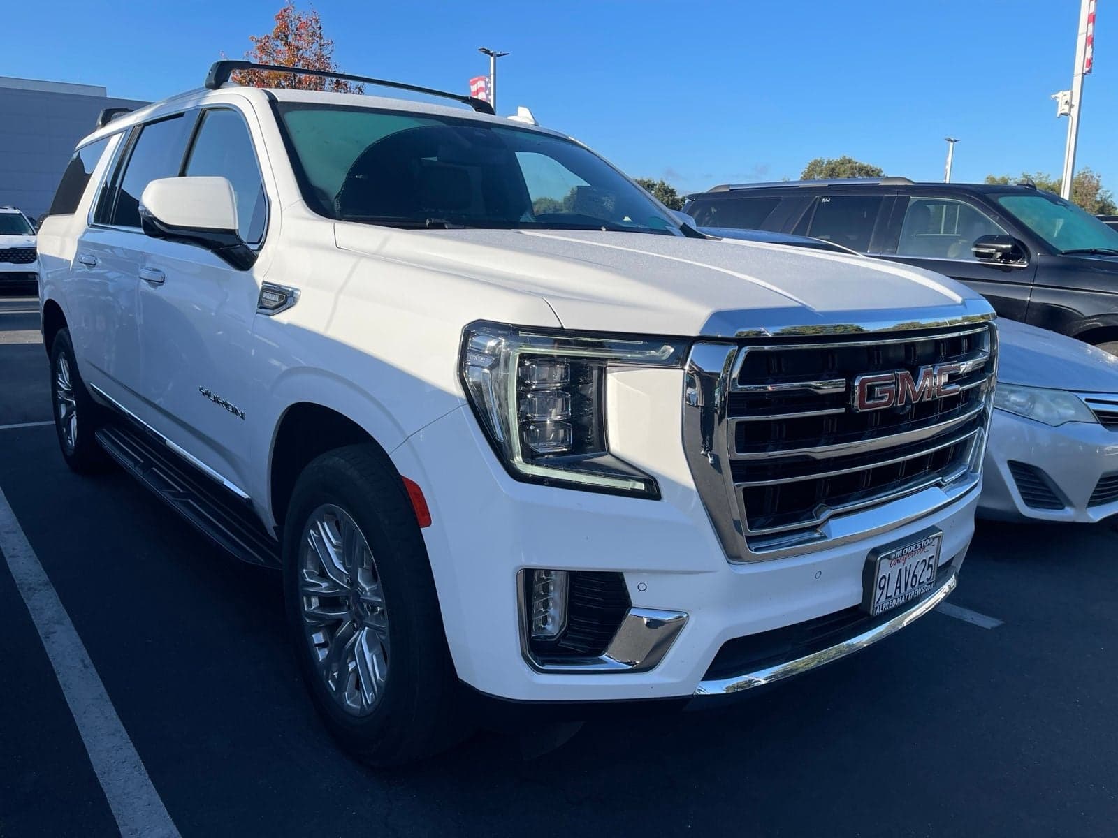 2024 GMC Yukon XL SLT — photo 1 of 7