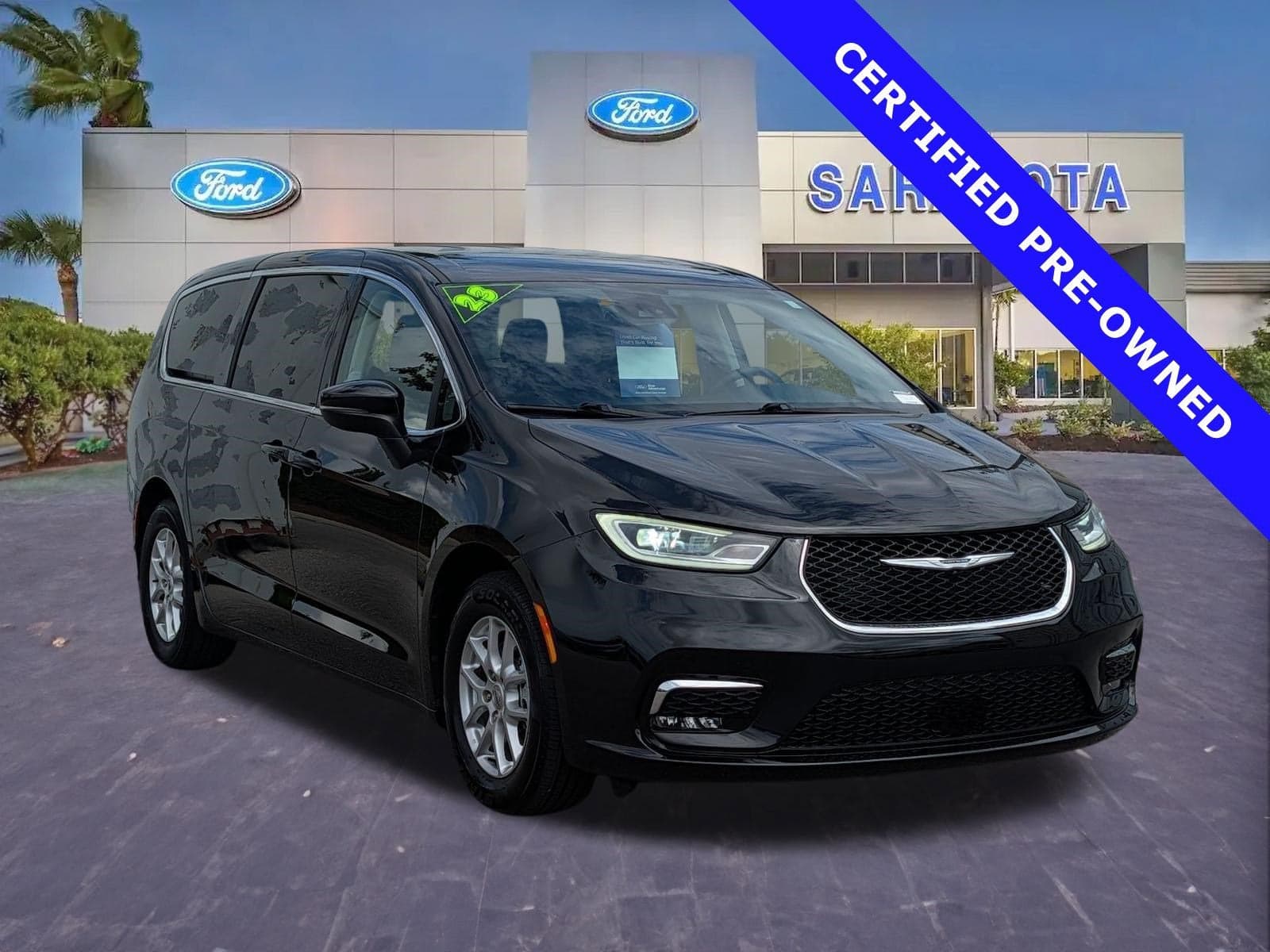 2023 Chrysler Pacifica Touring L — photo 1 of 35
