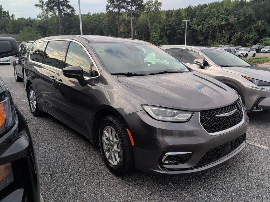 2023 Chrysler Pacifica Touring L — photo 1 of 3