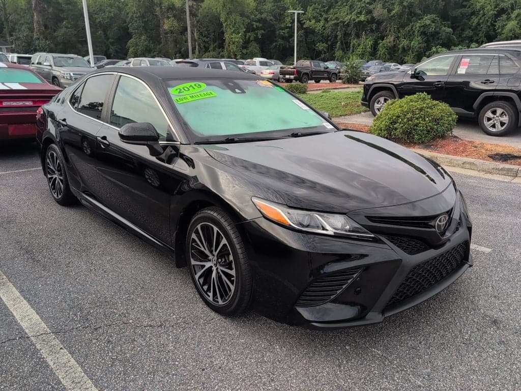 2019 Toyota Camry SE — photo 1 of 3